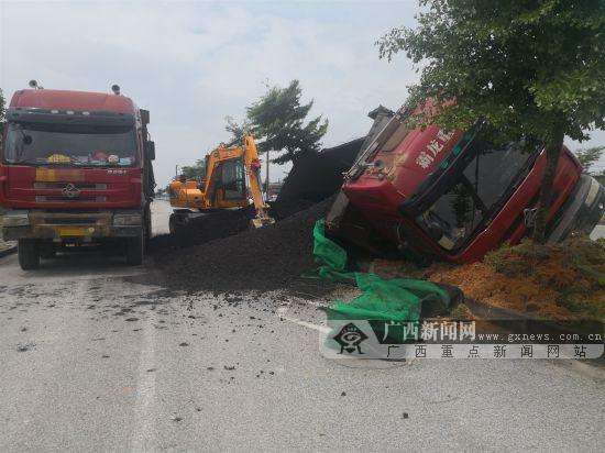 車速過快避險不及 大貨車車身傾斜車上燃煤散落