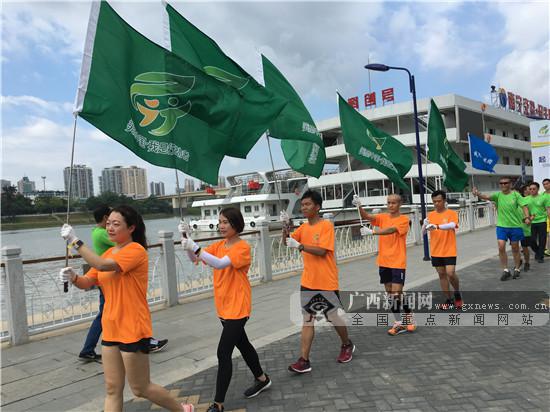 南寧舉辦“拾跑”活動 呼吁市民共同守護母親河