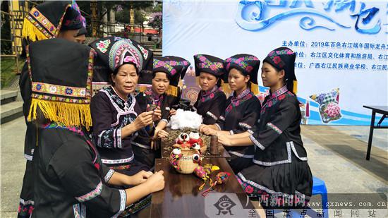 百色市右江區：百人繡麼乜迎端午（圖）