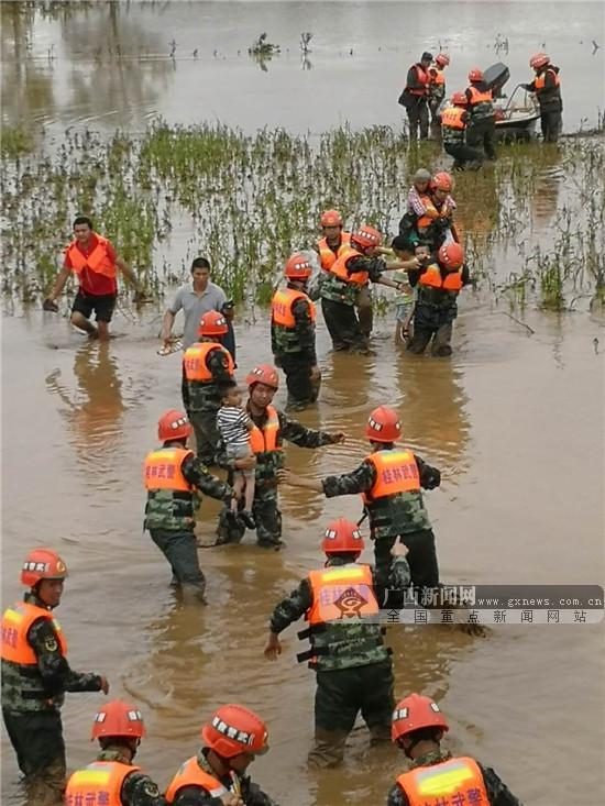 全州：救援隊(duì)伍用行動搭起跨越洪流的“生命線”