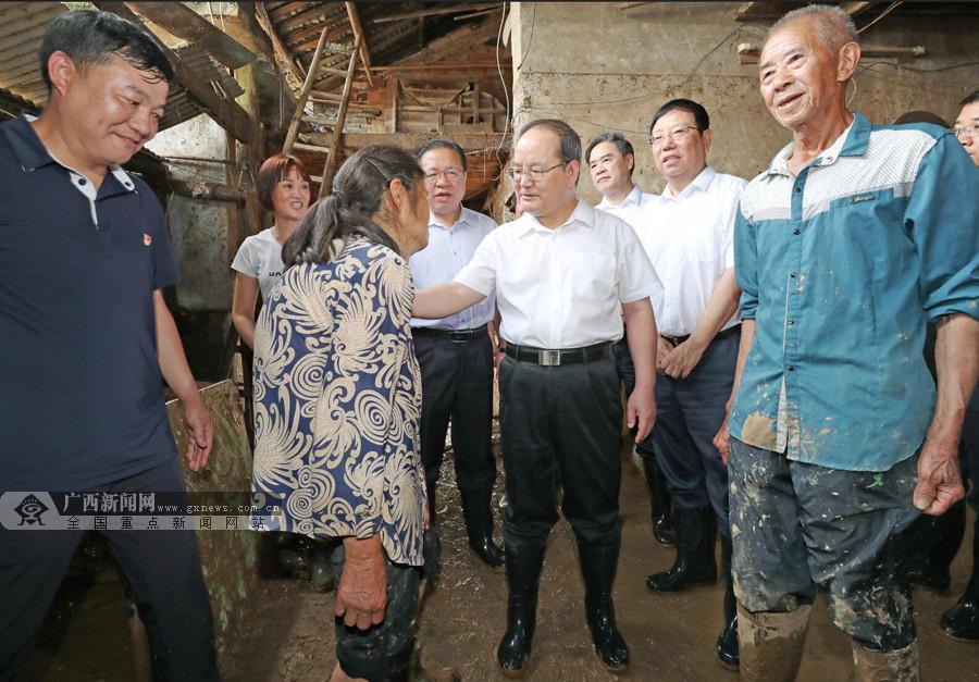 鹿心社陳武等在全州縣看望慰問洪澇災害受災群眾