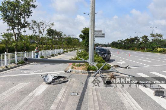 疲勞駕駛?cè)堑?欽州一小車撞斷路燈(圖)