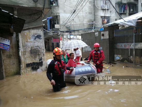 桂林：洪水倒灌入村 消防救出12人(圖)