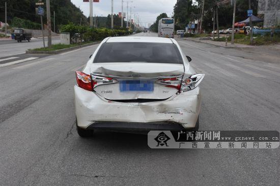 大貨車追尾小轎車將其撞出十幾米 轎車尾部受損