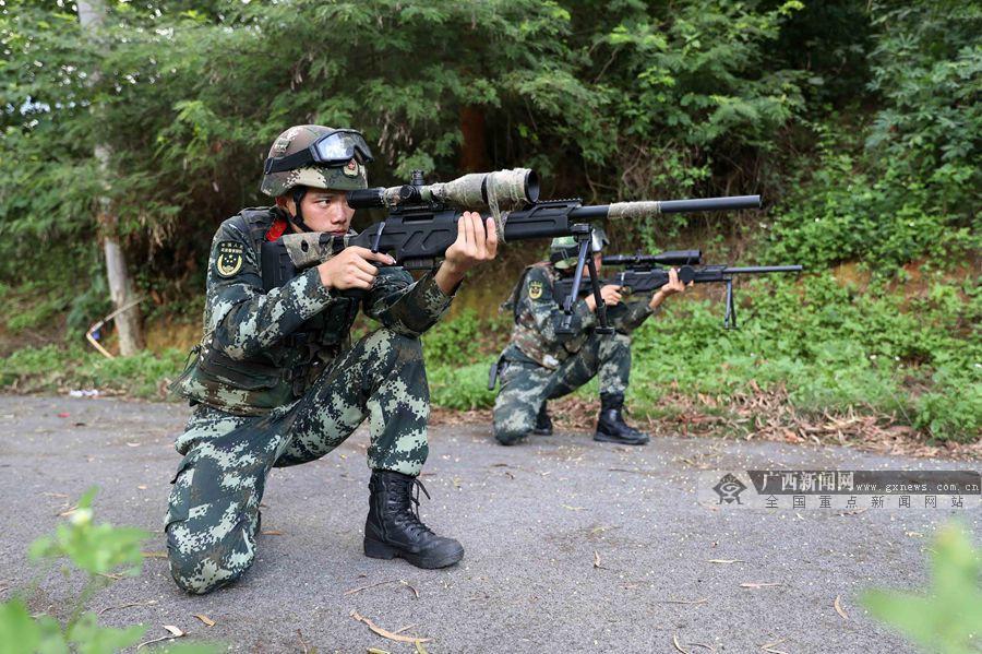 狙击手正在进行跪姿射击广西新闻网通讯员 董亚涛 摄