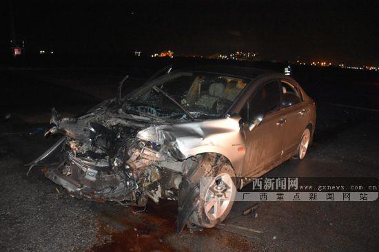 小轎車和大貨車碰撞慘遭“爆頭” 夜間行車需謹慎