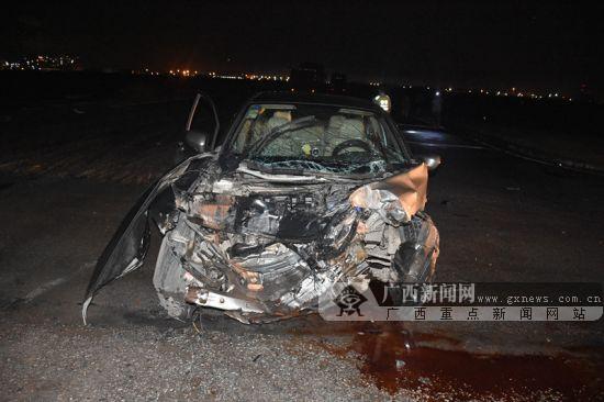 小轎車和大貨車碰撞慘遭“爆頭” 夜間行車需謹慎