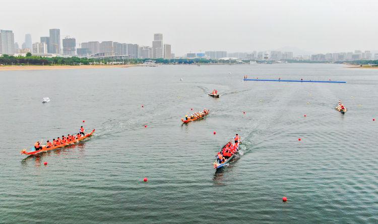 6月5日,"日照市第六届运动会龙舟赛"在日照奥林匹克水上运动公园举行