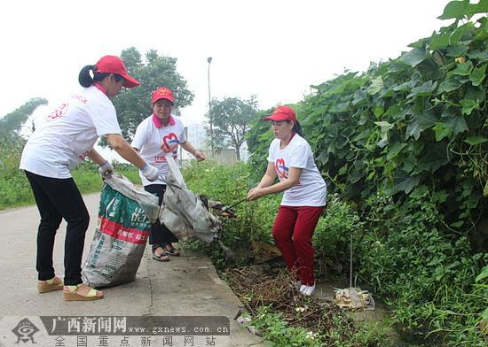 環江“環保媽媽”開展清潔行動喜迎分龍佳節