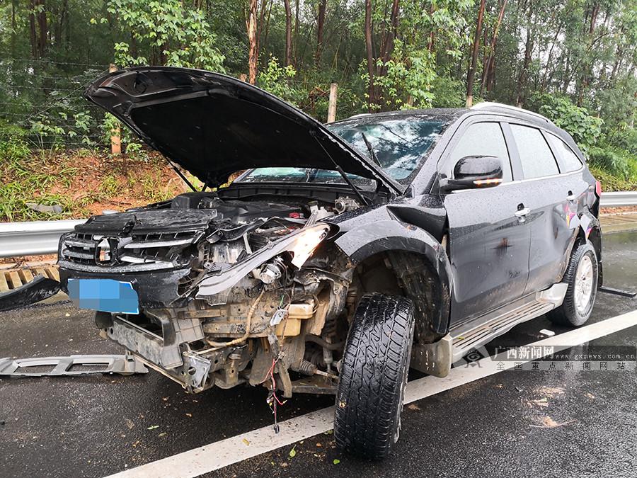 雨天高速行車 小轎車失控撞護欄致車頭嚴重變形