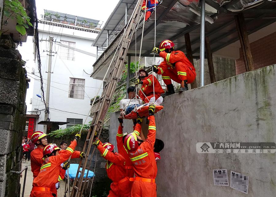 男子被“追砍”情急之下從樓頂跳下 消防緊急救援