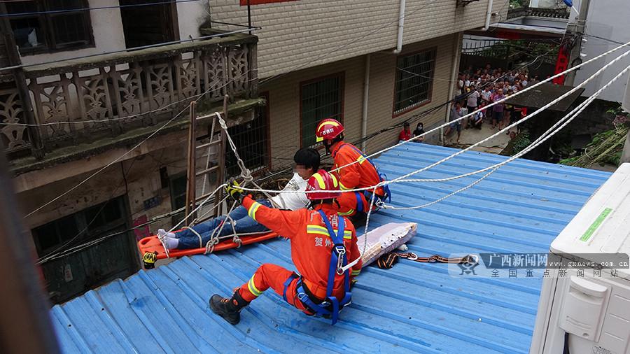 男子被“追砍”情急之下從樓頂跳下 消防緊急救援