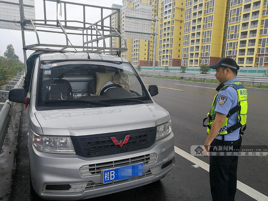 高速路上交警遇上“蒙面”大漢 所幸虛驚一場(圖)