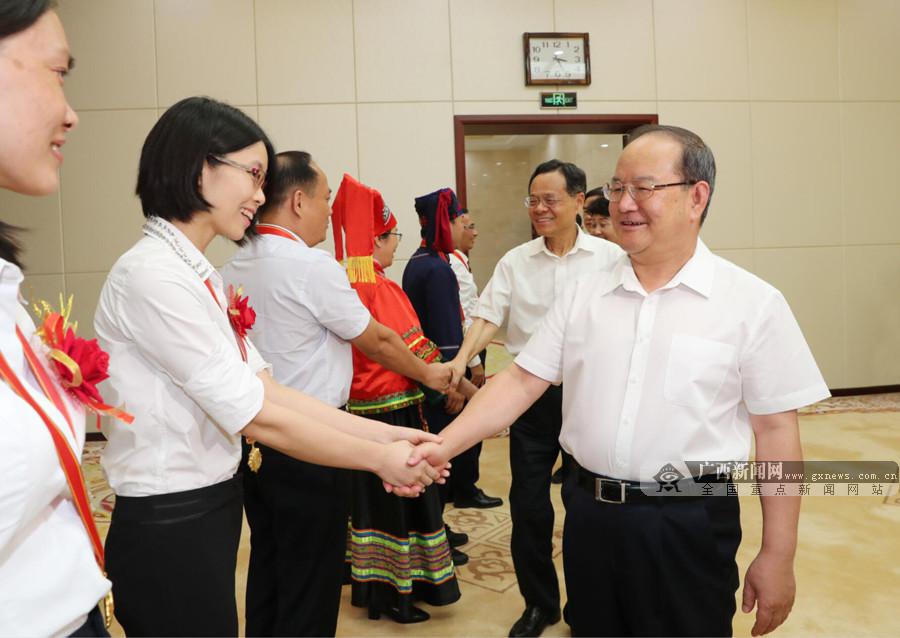 鹿心社陳武會見第九屆全國“人民滿意的公務員”和“人民滿意的公務員集體”我區(qū)受表彰代表