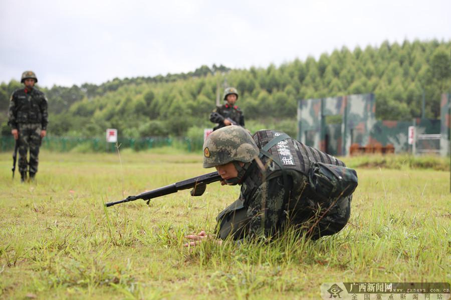 防城港武警比武場上“兵教頭”一決高下（組圖）