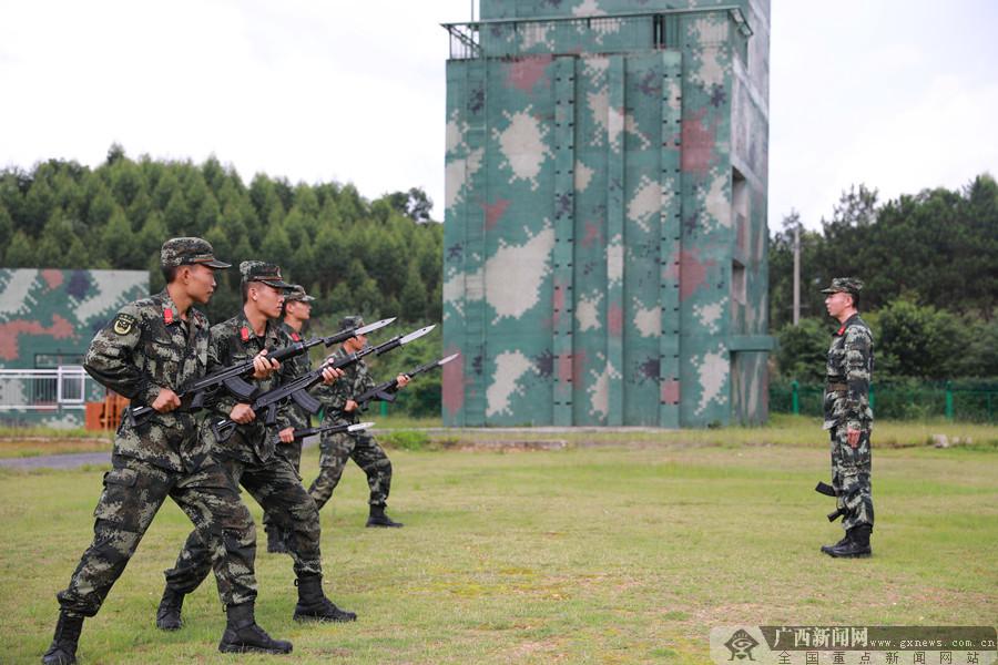 防城港武警比武場上“兵教頭”一決高下（組圖）