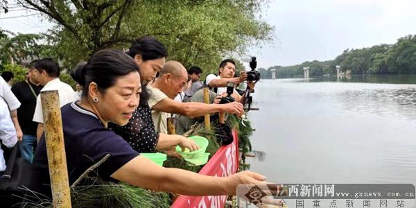 記者再走長征路 湘江邊祭犧牲烈士堅(jiān)守初心的執(zhí)著