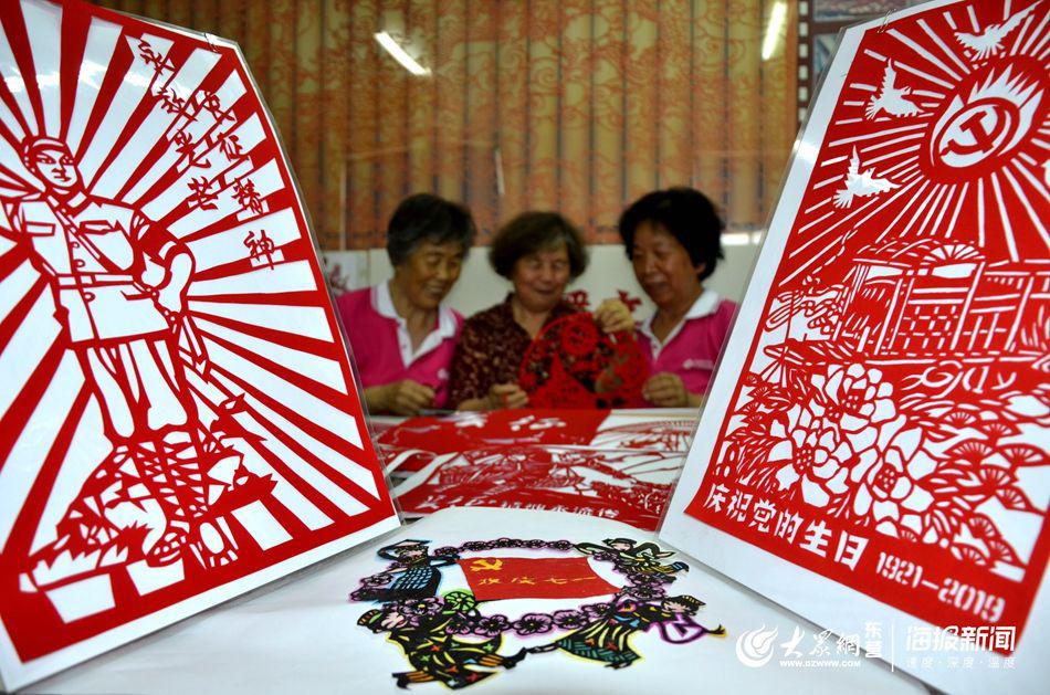 东营区黄河路街道巧手剪纸庆七一