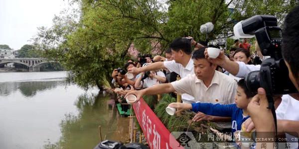 記者再走長征路 湘江邊祭犧牲烈士堅(jiān)守初心的執(zhí)著