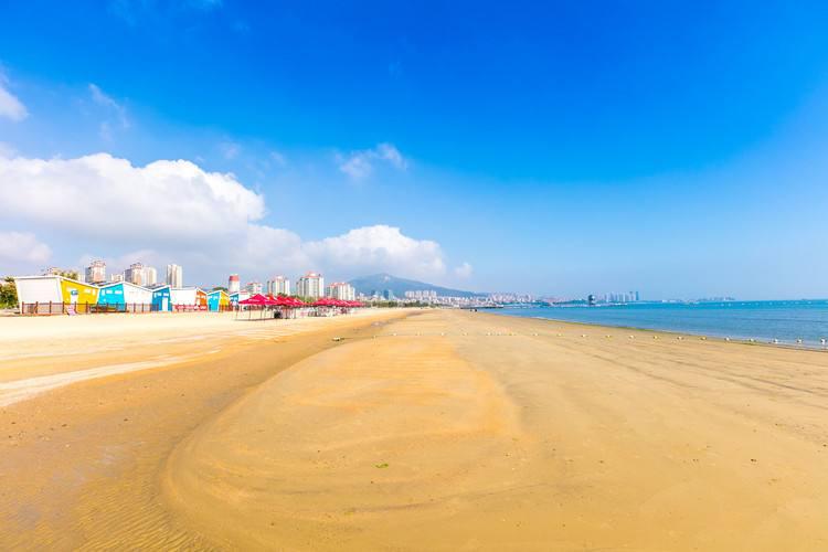 烟大海水浴场开放游客下海游泳勿超越警戒线