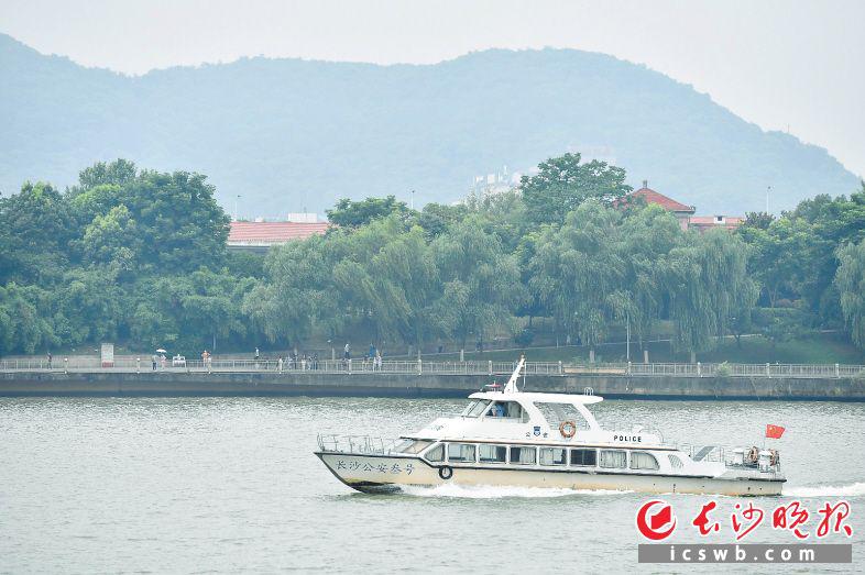 夏季汛期，河水湍急水情復雜，易發(fā)生意外事件，下河游泳危險。圖為長沙水警大隊巡邏湘江。 長沙晚報全媒體記者 余劭劼 攝