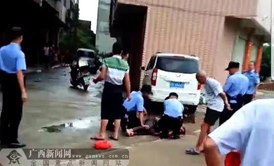 臨危不懼挺身而出 桂平法警李燕強空手奪刀制服兇徒