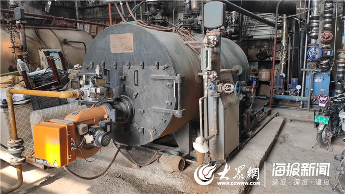 水邑柏青酒店锅炉房内工作的锅炉
