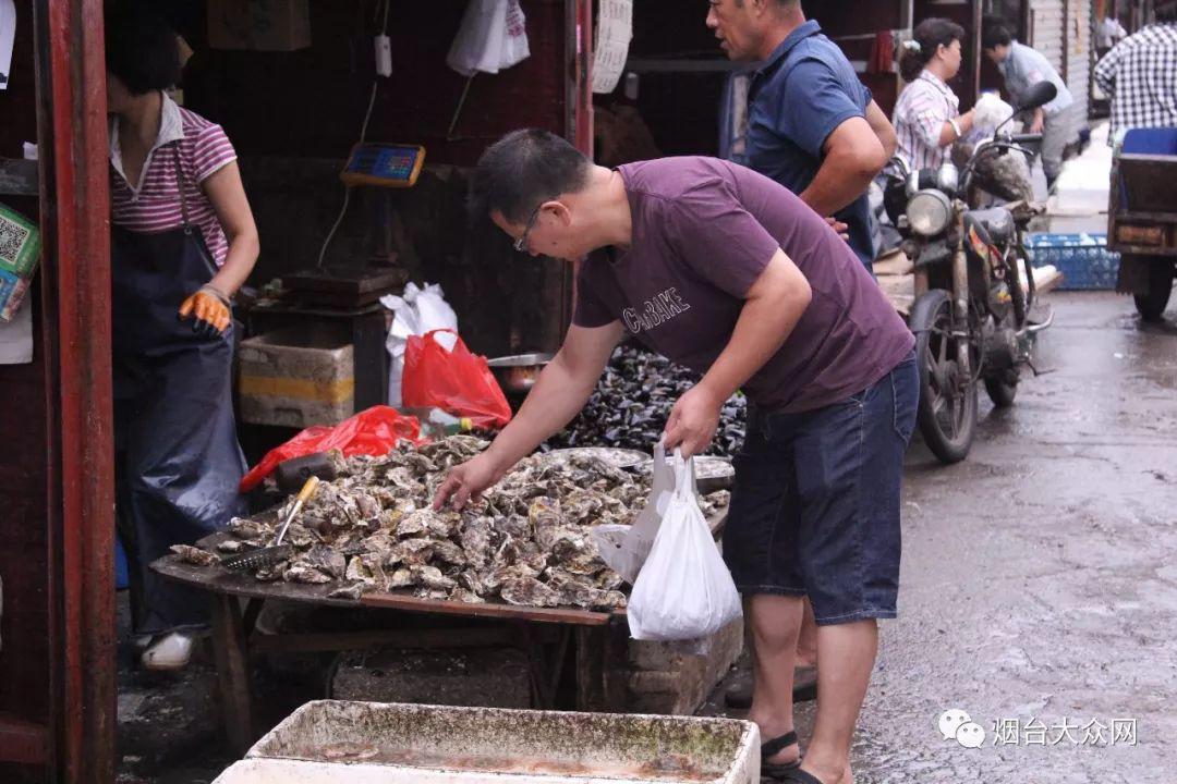 早市上剛剛上岸的海鮮老煙臺人都知道結伴兒去個菜市場吃完早飯芝罘區