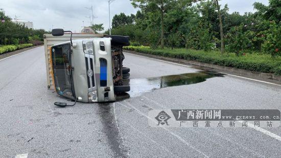 大貨車突然左轉彎 輕型貨車為避讓猛打方向釀事故