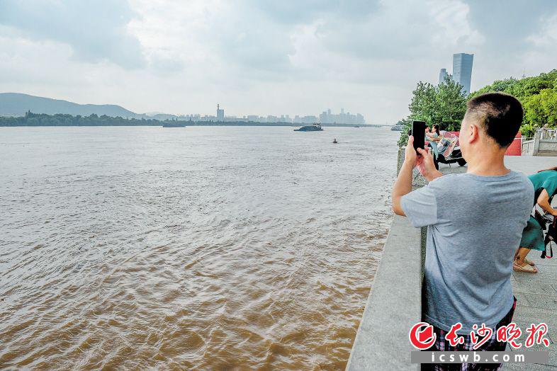 14日下午，湘江長沙段杜甫江閣附近，巡查人員正在察看水情。長沙晚報全媒體記者 陳飛 攝