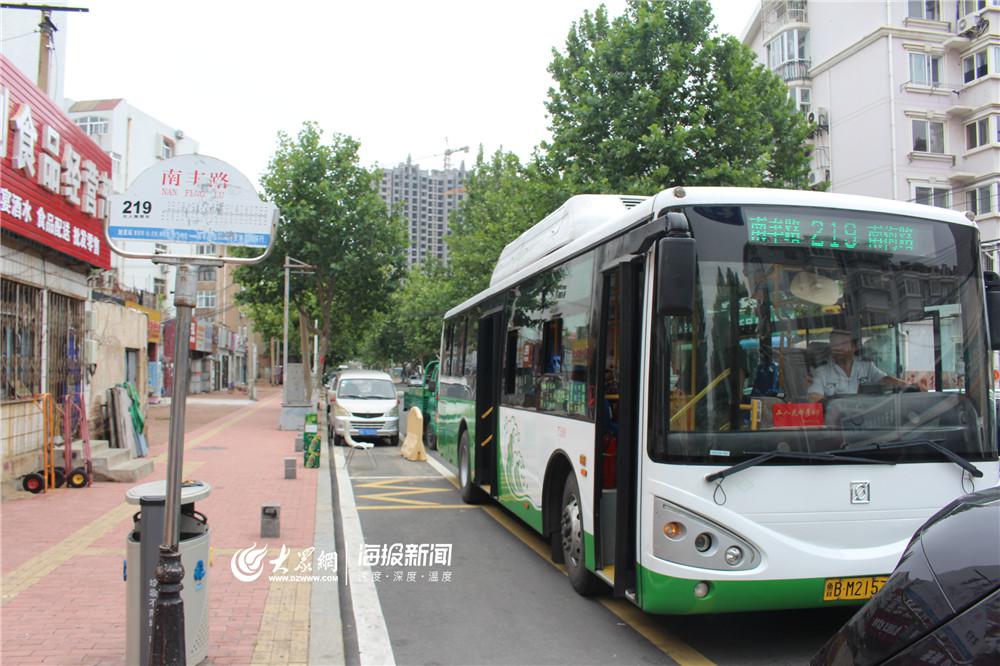 青岛219路公交发双头车方便市民洗海澡