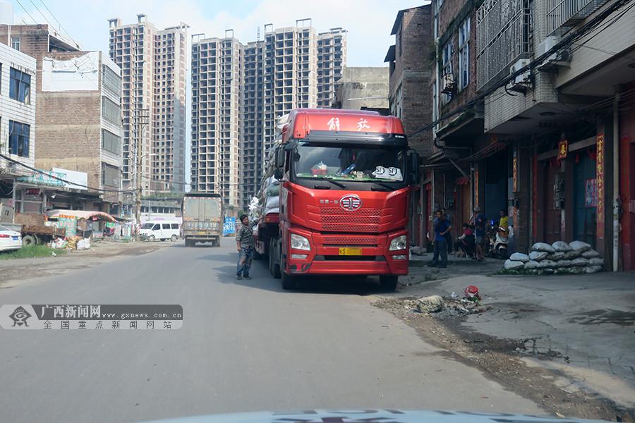 大貨車闖禁區逆停被查 司機掏出兩本一樣的駕照