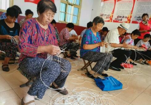 寿光牛头镇村因地制宜发展草编 带领闲置劳动力脱贫