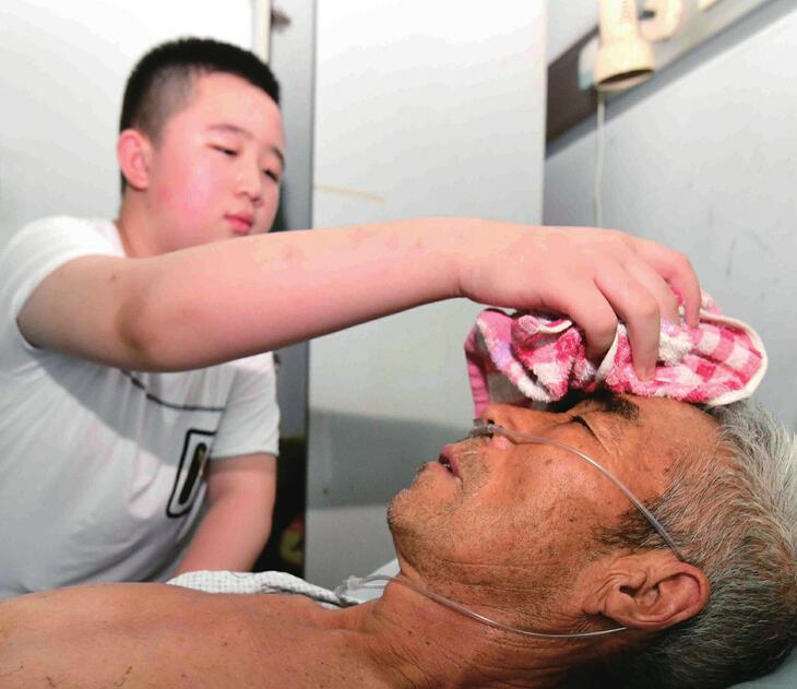 济南11岁男孩独自照顾重病爷爷 "小大人"有个让人心酸的家