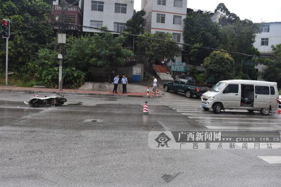 欽州：一輛面包車將電動車撞出十多米(圖)