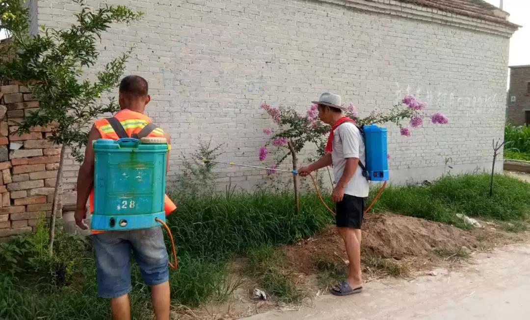 保洁员在喷除草剂