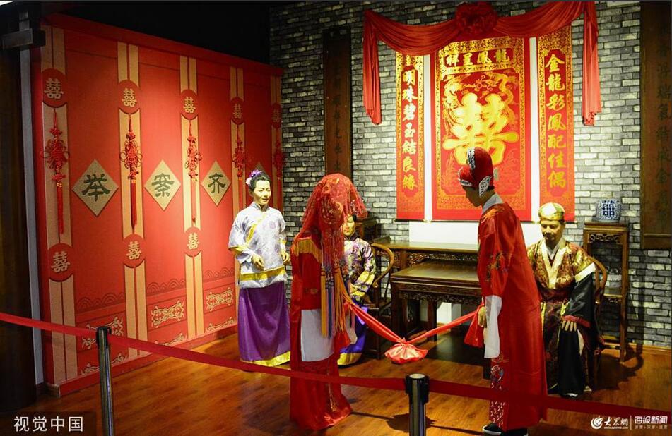 2019年8月6日,山东聊城,复原了传统婚礼中的拜堂成亲.