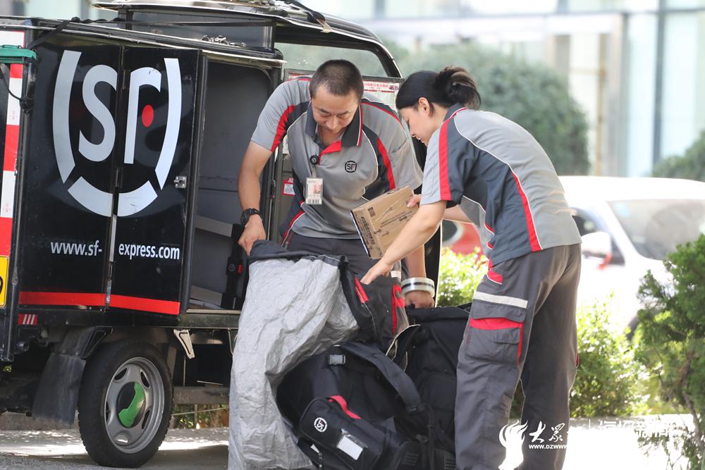 他们的七夕青岛快递员夫妻档三轮车上的牵手