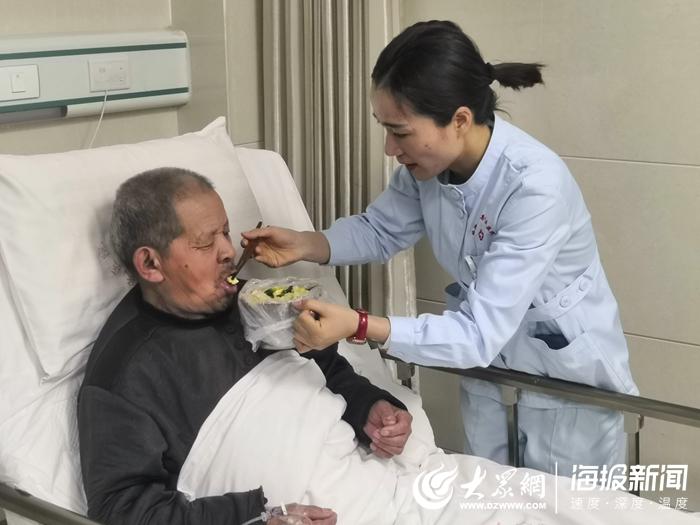 暖心牡丹人民医院枫叶正红院区医护人员悉心照顾孤寡老人