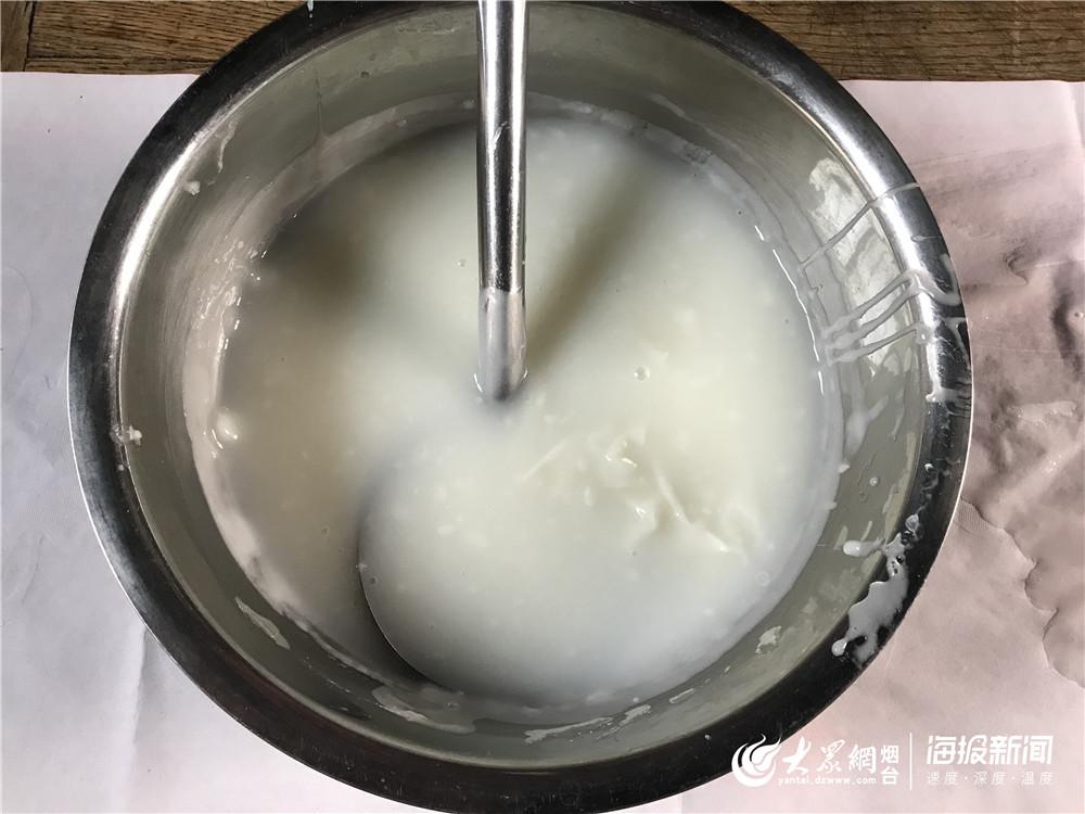 新春走基层老年味熬浆糊贴对联