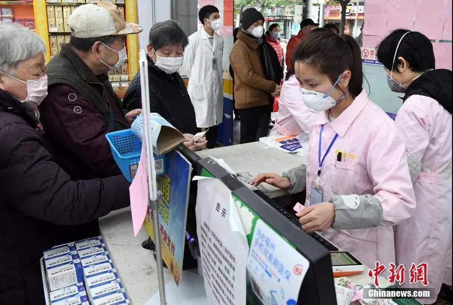 资料图:福州市区一药店营业员佩戴口罩为市民服务.