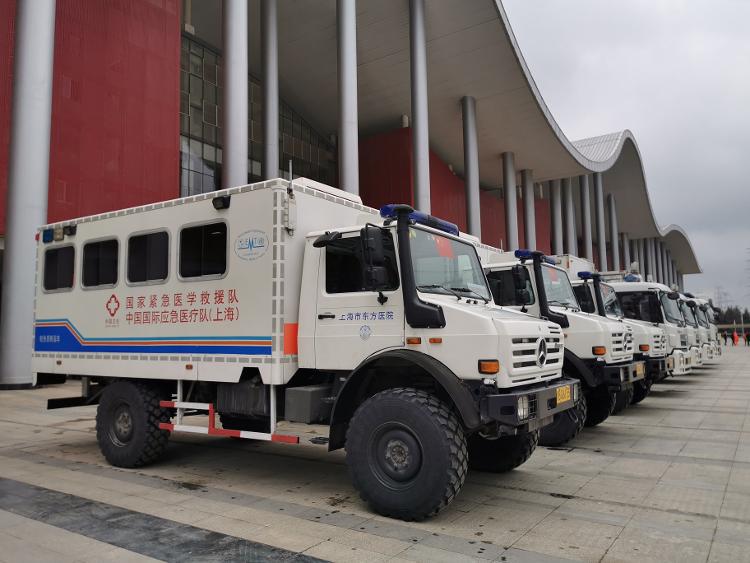 东方医院国家应急医疗救援队10辆方正的专业车辆装载了30吨物资,抵达