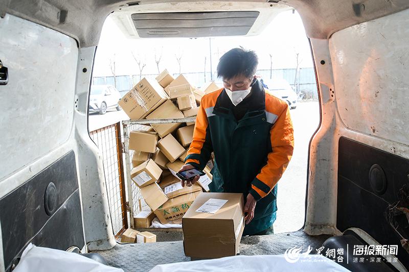 大疫情下的小人物快递小哥无接触配送距离远了心更近了