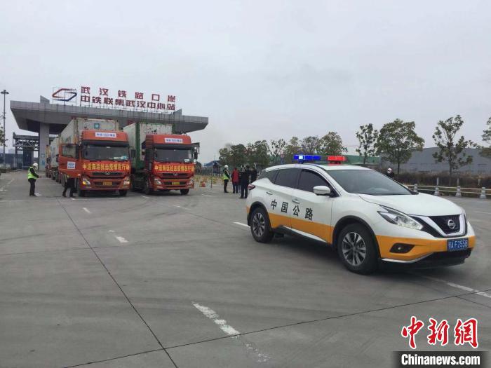 湖北省交通运输厅高速公路路政执法队员为集卡车辆的通行提供全程护送