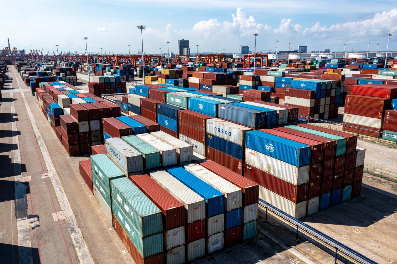 钦州港码头集装箱等待装运.人民网记者 严立政摄