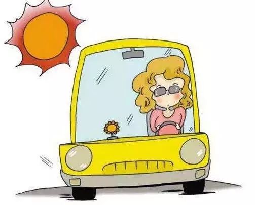 奇怪女司机闯红灯竟被交警点赞还给撤了罚单只因她看了眼后视镜