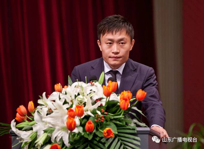 2012年当时27岁的牛腾接棒父亲牛宜顺,任华勤董事长.