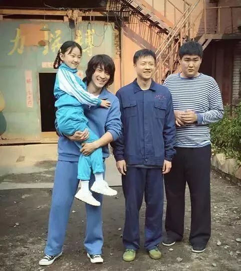 《娘亲舅大》正在齐鲁频道每晚热播,剧中,幼年版佟程程清秀聪明,顽皮