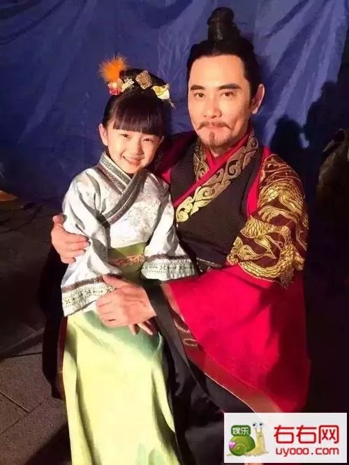 9岁山东小妮与众明星搭戏围观娘亲舅大里这位暖萌童星