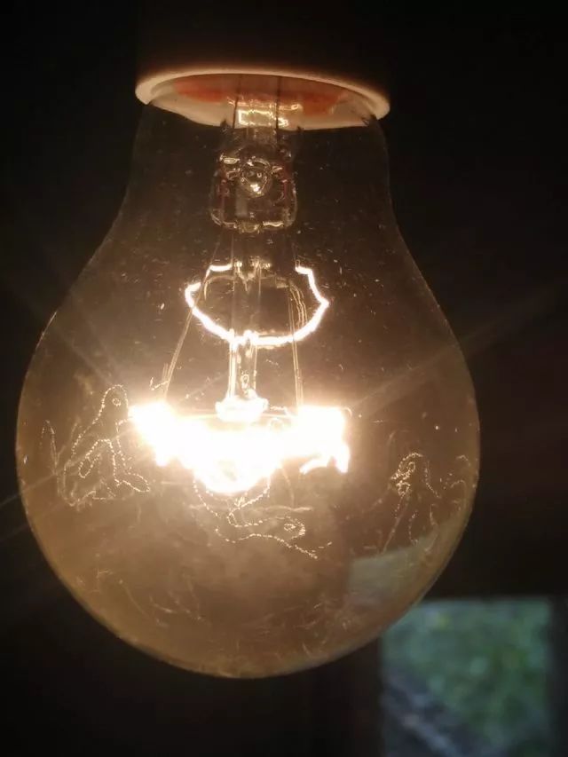 世界第一山东老艺人灯泡上刻十八罗汉敲击8万下灯泡依旧亮